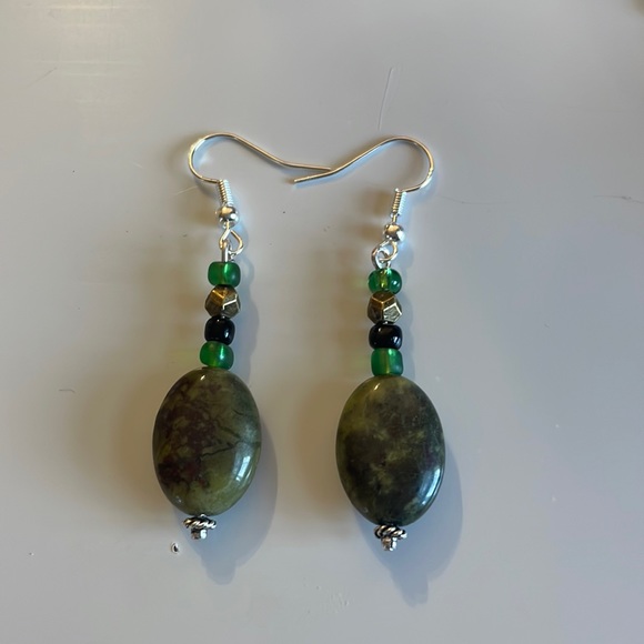 Handmade earrings sliver plated green colored stones - Picture 1 of 5